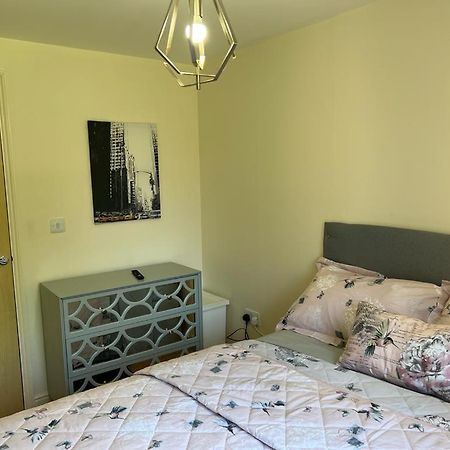 Modern Beautiful Gated Two Bed Apartment Stifford Extérieur photo