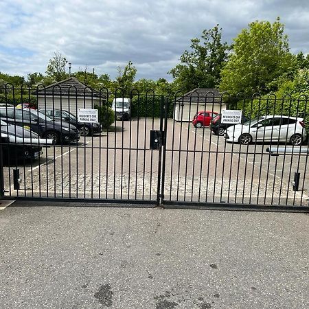 Modern Beautiful Gated Two Bed Apartment Stifford Extérieur photo