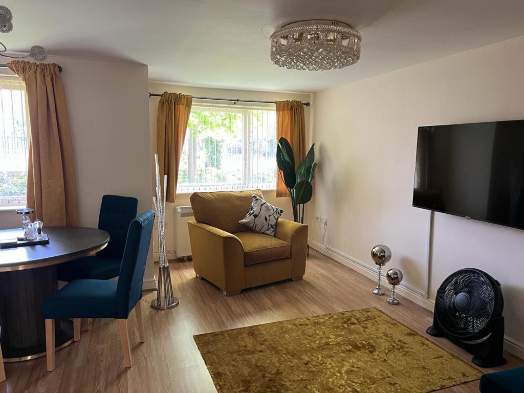 Modern Beautiful Gated Two Bed Apartment Stifford Extérieur photo