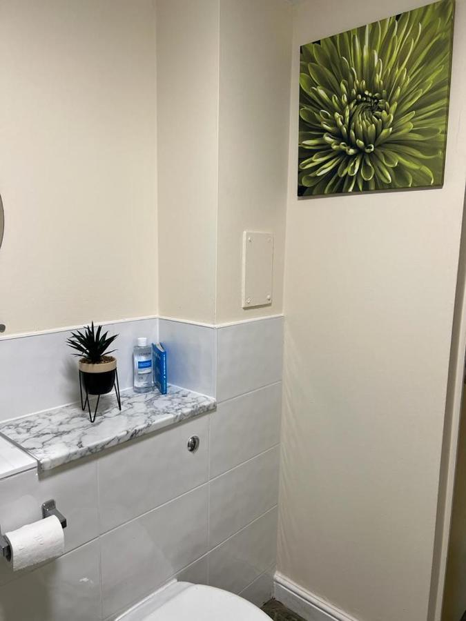 Modern Beautiful Gated Two Bed Apartment Stifford Extérieur photo