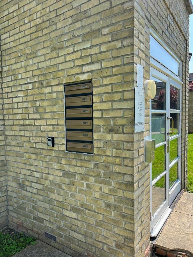 Modern Beautiful Gated Two Bed Apartment Stifford Extérieur photo