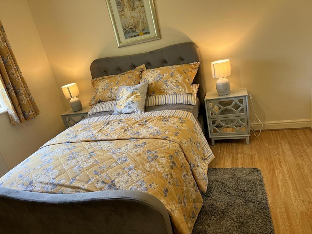 Modern Beautiful Gated Two Bed Apartment Stifford Extérieur photo