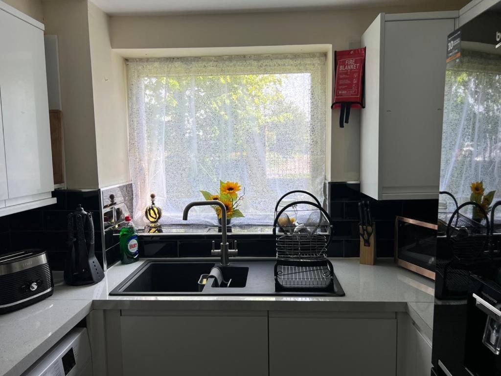 Modern Beautiful Gated Two Bed Apartment Stifford Extérieur photo