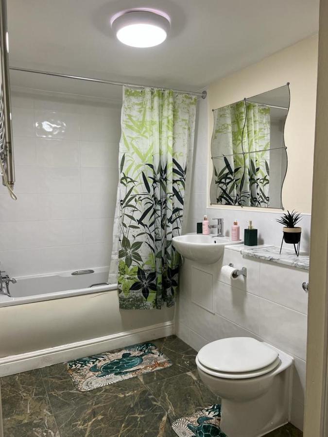 Modern Beautiful Gated Two Bed Apartment Stifford Extérieur photo