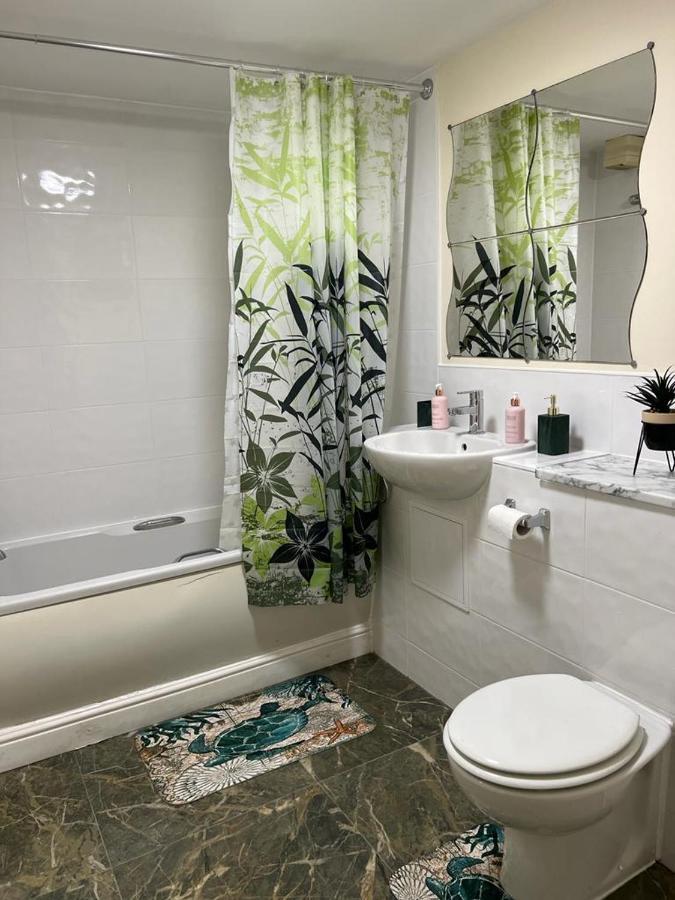 Modern Beautiful Gated Two Bed Apartment Stifford Extérieur photo