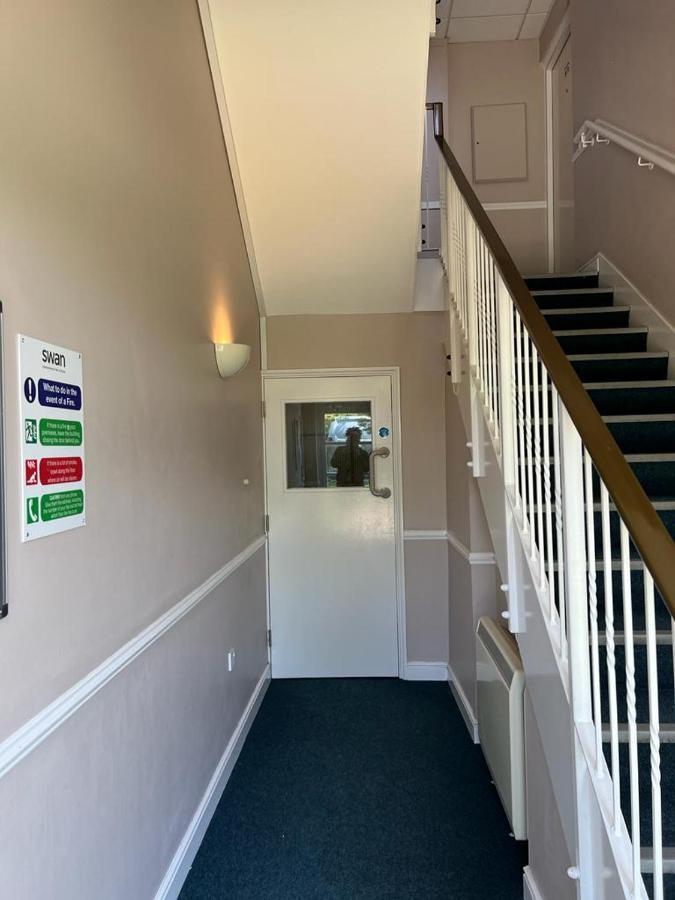 Modern Beautiful Gated Two Bed Apartment Stifford Extérieur photo
