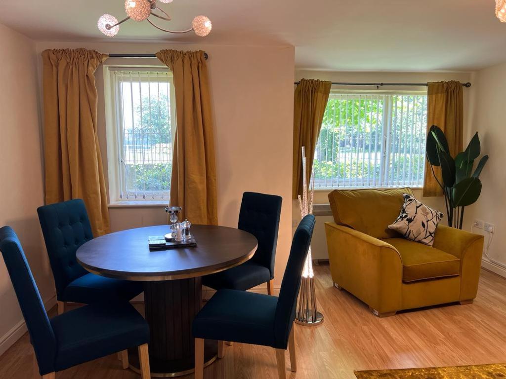 Modern Beautiful Gated Two Bed Apartment Stifford Extérieur photo