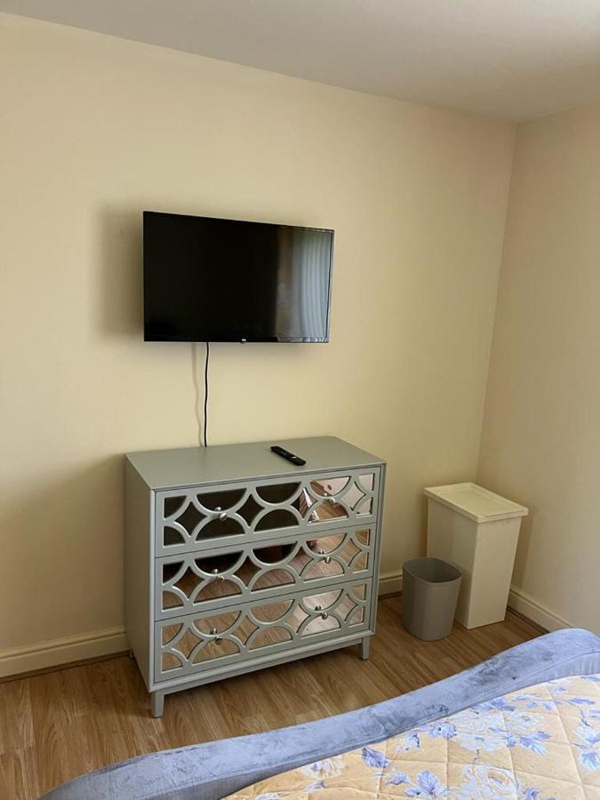 Modern Beautiful Gated Two Bed Apartment Stifford Extérieur photo