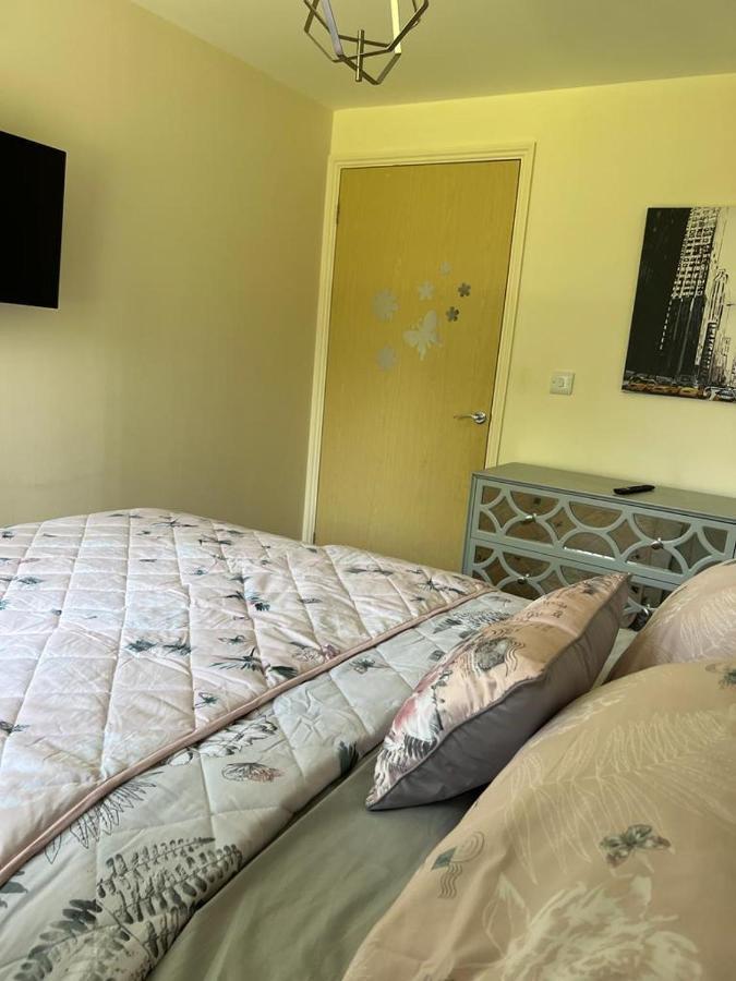 Modern Beautiful Gated Two Bed Apartment Stifford Extérieur photo