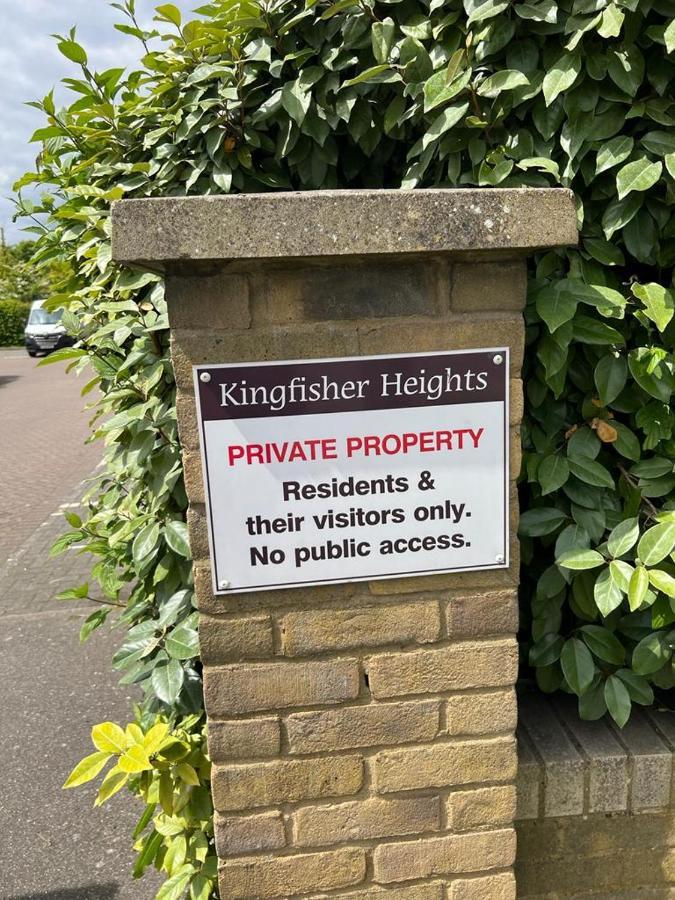 Modern Beautiful Gated Two Bed Apartment Stifford Extérieur photo
