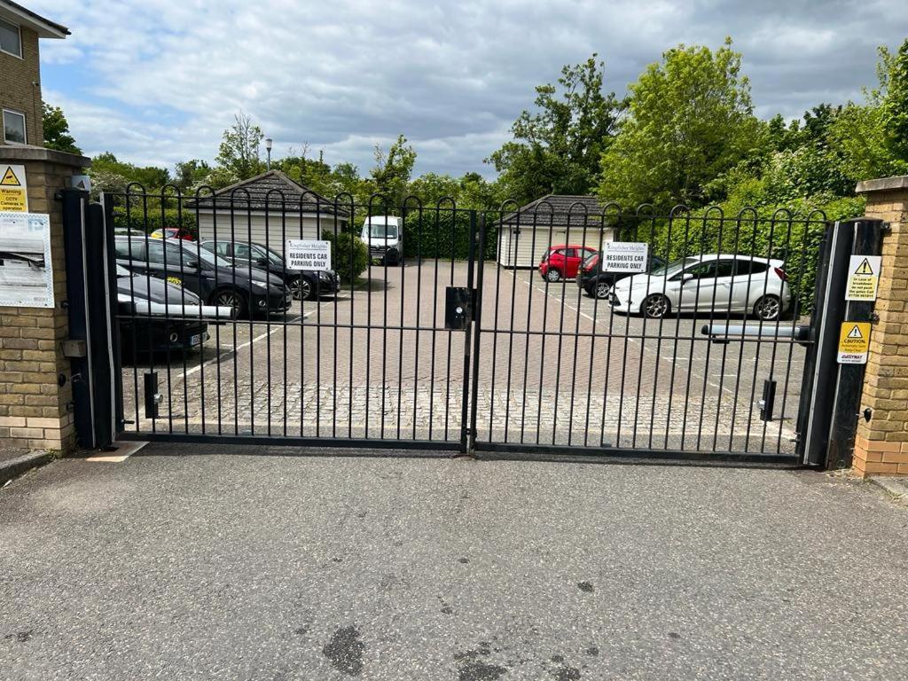 Modern Beautiful Gated Two Bed Apartment Stifford Extérieur photo
